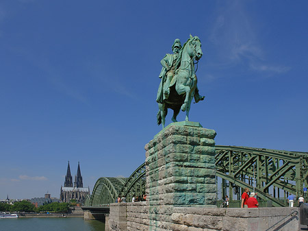 Fotos Reiterstatue vor dem Kölner Dom