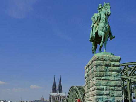 Fotos Reiterstatue vor dem Kölner Dom