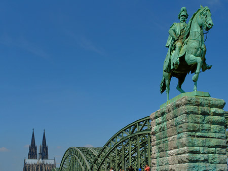 Reiterstatue vor dem Kölner Dom