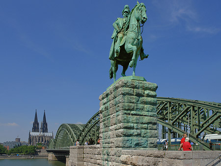 Reiterstatue vor dem Kölner Dom Fotos