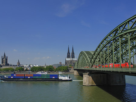 Foto Schiff unter der Hohenzollernbrücke - Köln