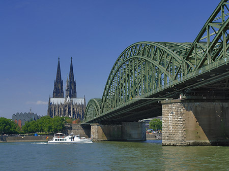 Fotos Schiff unter der Hohenzollernbrücke