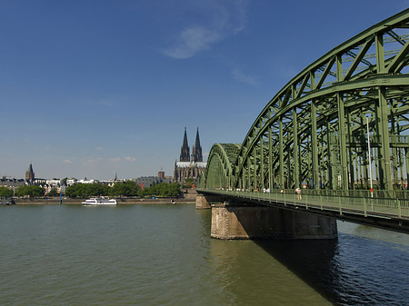 Schiff unter der Hohenzollernbrücke