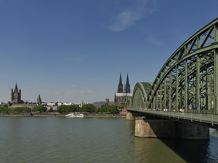 Schiff unter der Hohenzollernbrücke Foto 