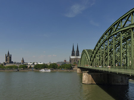 Foto Schiff unter der Hohenzollernbrücke - Köln