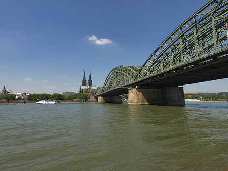 Foto Schiff unter der Hohenzollernbrücke - Köln