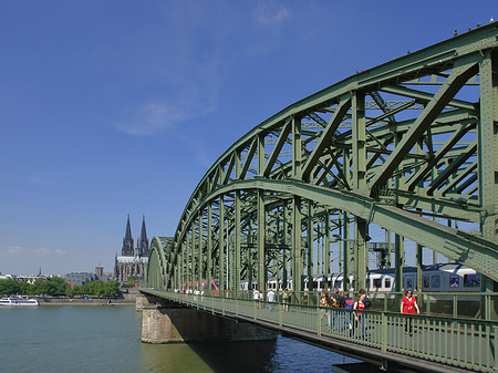 Zug fährt über die Hohenzollernbrücke