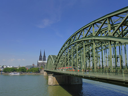 Zug fährt über die Hohenzollernbrücke Foto 