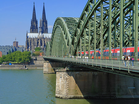 Foto Zug fährt über die Hohenzollernbrücke - Köln