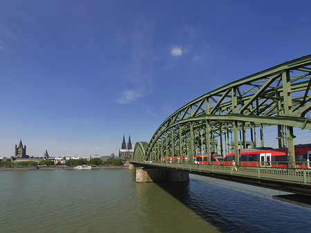 Zug fährt über die Hohenzollernbrücke Foto 