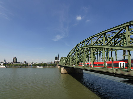 Zug fährt über die Hohenzollernbrücke Fotos