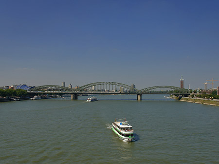 Fotos Schiff vor der Hohenzollernbrücke | Köln