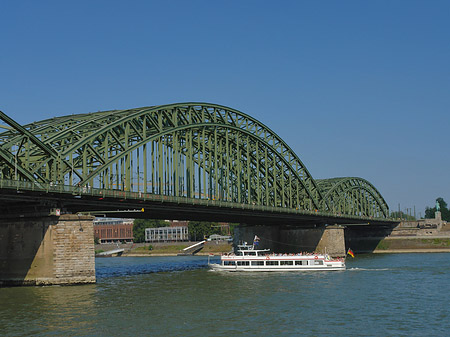 Schiff vor der Hohenzollernbrücke