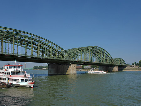 Schiff vor der Hohenzollernbrücke Foto 