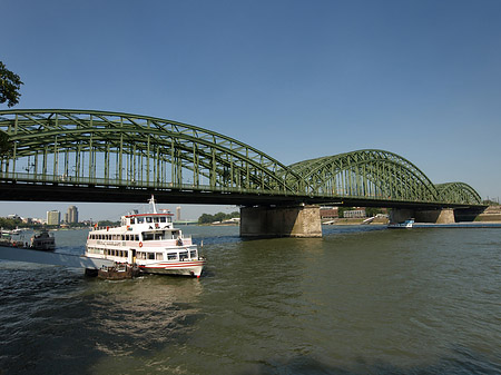 Foto Schiff vor der Hohenzollernbrücke