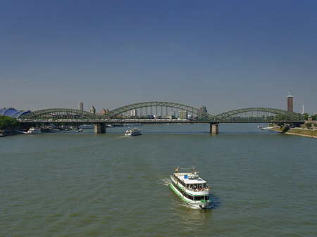 Fotos Schiff vor der Hohenzollernbrücke