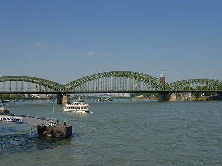 Schiff vor der Hohenzollernbrücke