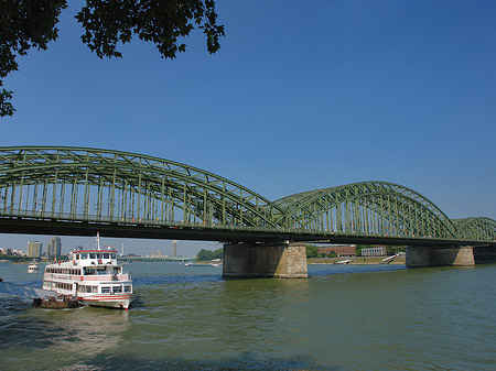 Fotos Schiff vor der Hohenzollernbrücke