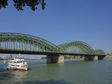 Fotos Schiff vor der Hohenzollernbrücke