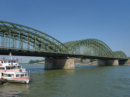 Foto Schiff vor der Hohenzollernbrücke