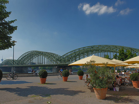 Sonnenschirme vor der Hohenzollernbrücke Foto 