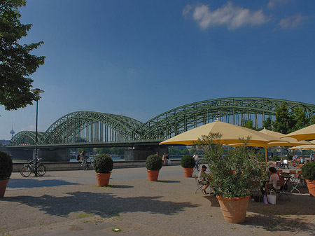 Sonnenschirme vor der Hohenzollernbrücke