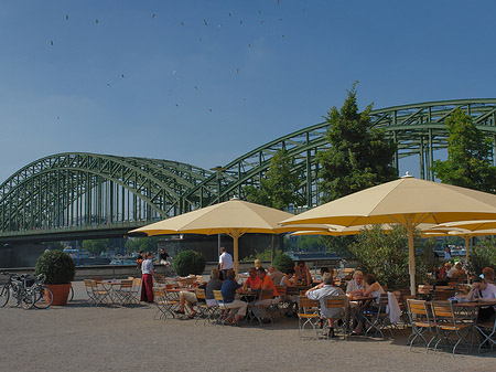 Sonnenschirme vor der Hohenzollernbrücke Foto 