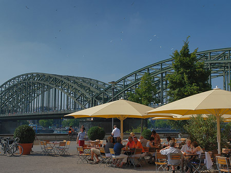 Fotos Sonnenschirme vor der Hohenzollernbrücke | Köln