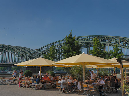 Sonnenschirme vor der Hohenzollernbrücke Fotos