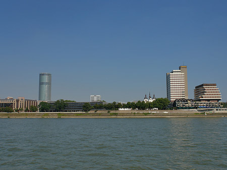 Triangelturm auf dem Kennedyufer Fotos