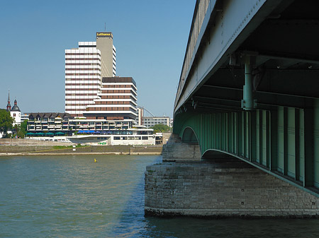 Deutzer Brücke reicht ans Kennedyufer