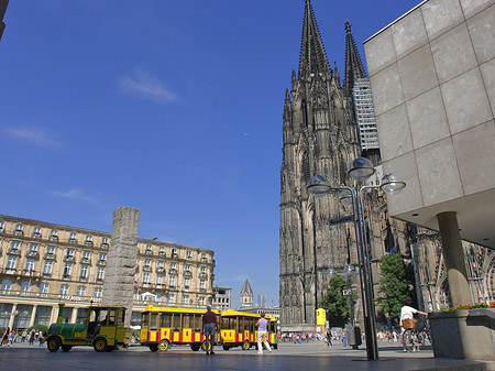 Bimmelbahn fährt zum Kölner Dom