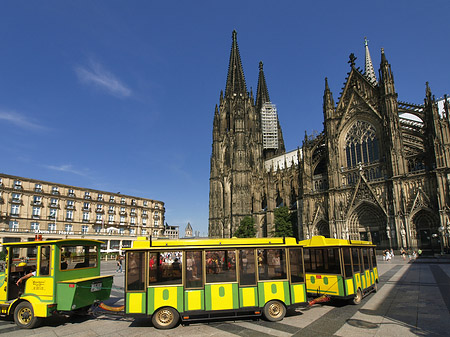 Foto Bimmelbahn fährt zum Kölner Dom - Köln