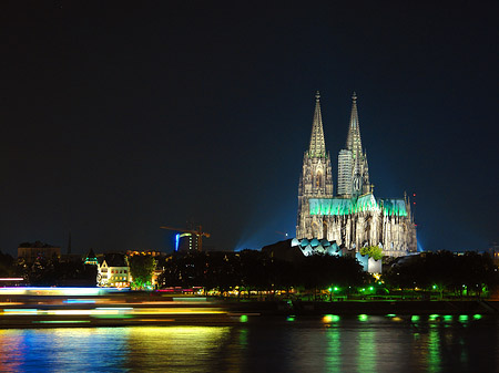 Foto Schiff fährt am Kölner Dom vorbei