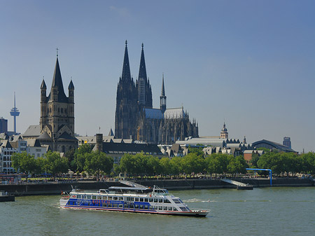 Foto Kölner Dom und Groß St Martin auf Rheinufer - Köln