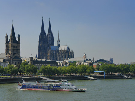 Foto Kölner Dom und Groß St Martin auf Rheinufer