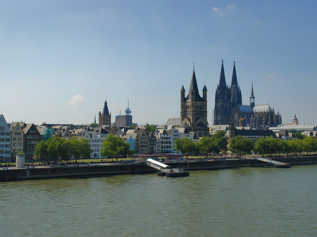 Kölner Dom und Groß St Martin auf Rheinufer