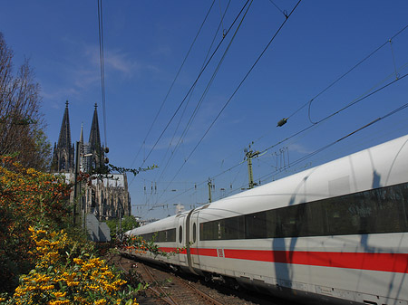 Kölner Dom mit ICE