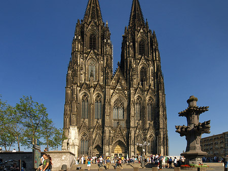 Foto Touristen tummeln sich vor Kölner Dom