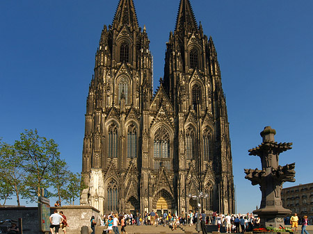 Foto Touristen tummeln sich vor Kölner Dom