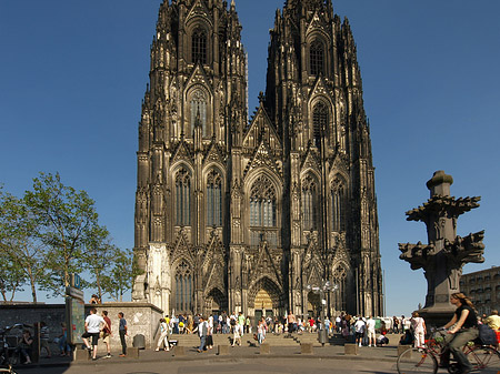 Touristen tummeln sich vor Kölner Dom Fotos