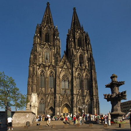 Touristen tummeln sich vor Kölner Dom