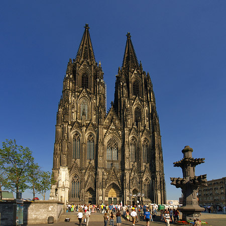 Touristen tummeln sich vor Kölner Dom