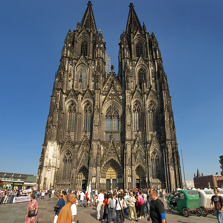 Touristen tummeln sich vor Kölner Dom