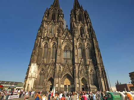 Fotos Touristen tummeln sich vor Kölner Dom