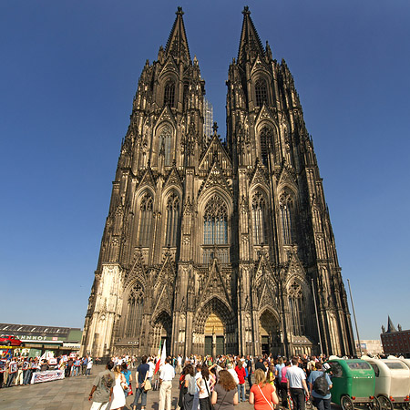 Fotos Touristen tummeln sich vor Kölner Dom | Köln