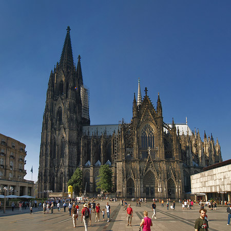 Fotos Touristen tummeln sich vor Kölner Dom | Köln