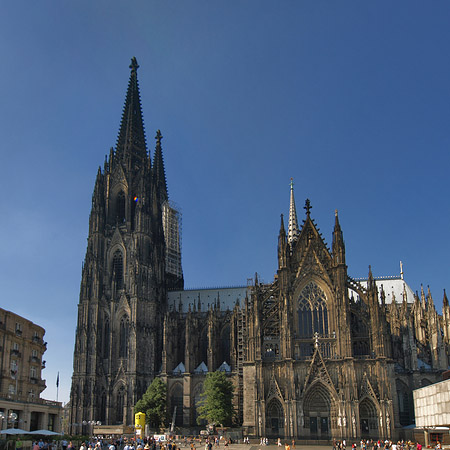 Foto Touristen tummeln sich vor Kölner Dom