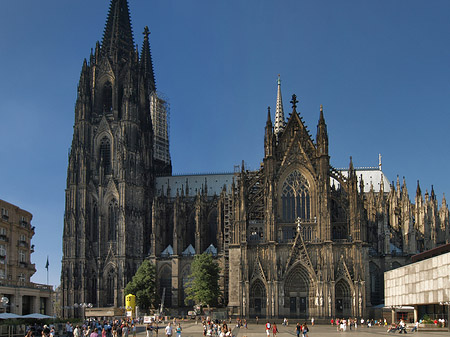 Touristen tummeln sich vor Kölner Dom