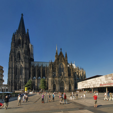 Touristen tummeln sich vor Kölner Dom Foto 